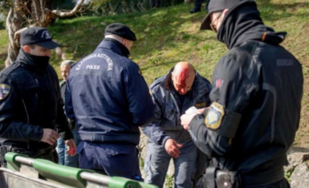Επτά αστυνομικοί στο νοσοκομείο από τα επεισόδια στο μνημείο των Μπιζανομάχων [pics]