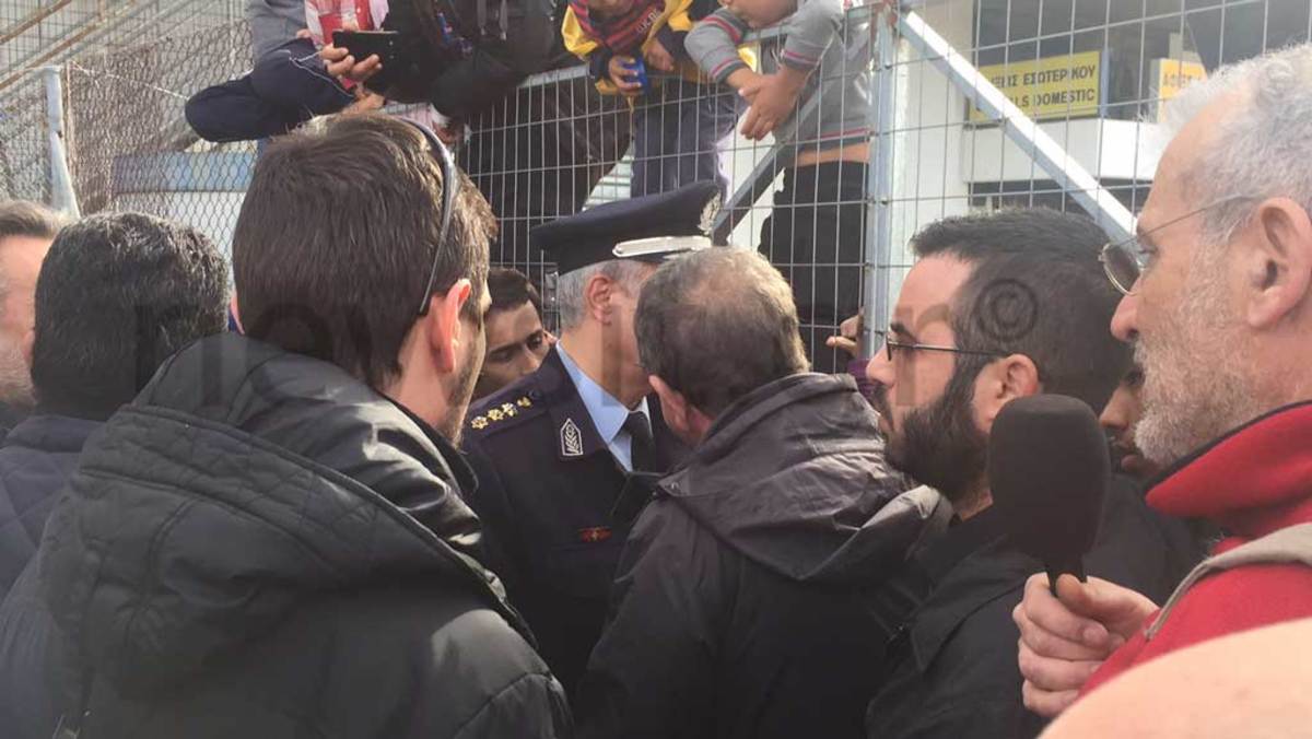 Εικόνες ντροπής στο Ελληνικό! Ένταση και επεισόδια με ευθύνη Μουζάλα – Αστυνομικός χτύπησε προσφυγόπουλο