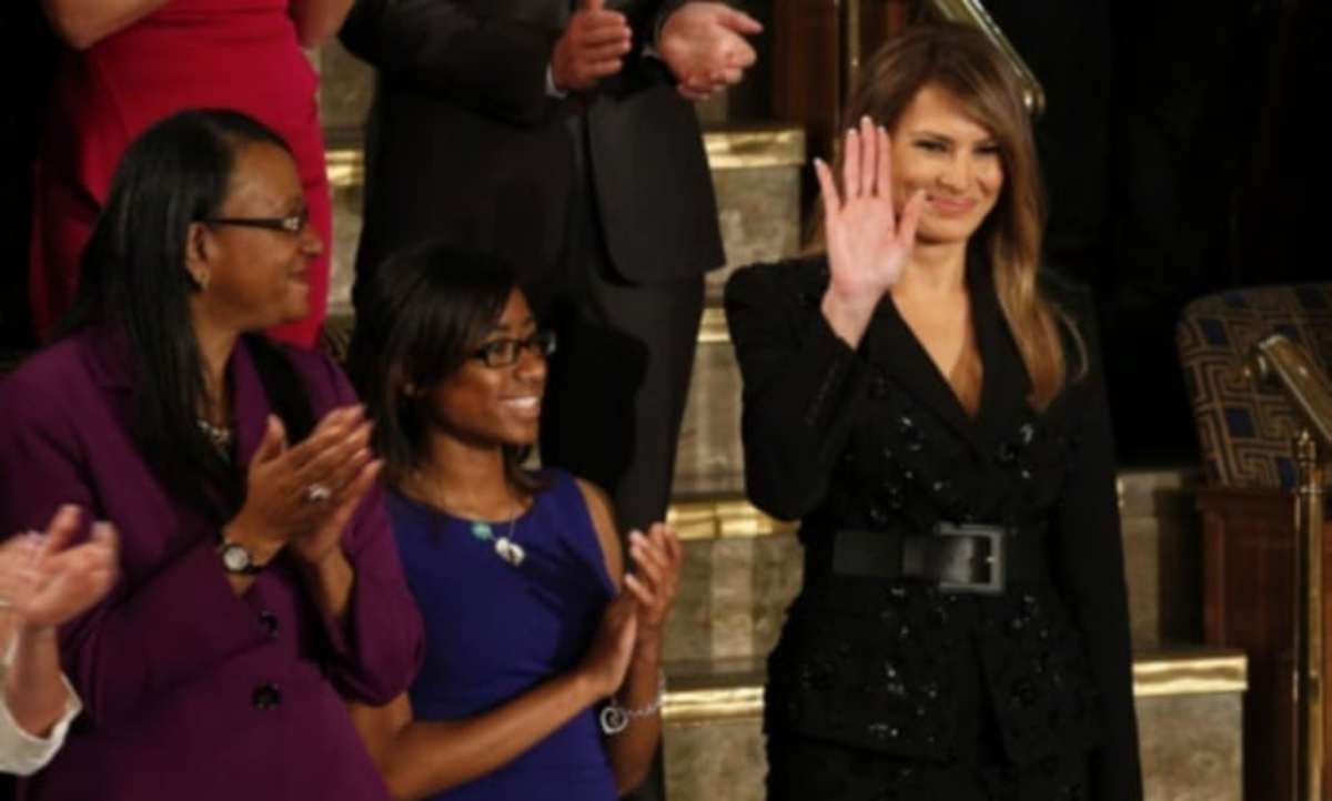 Εντυπωσιακή Μελάνια Τραμπ! Άστραψαν με το σκίσιμο τα φλας των φωτογράφων! [pics, vids]