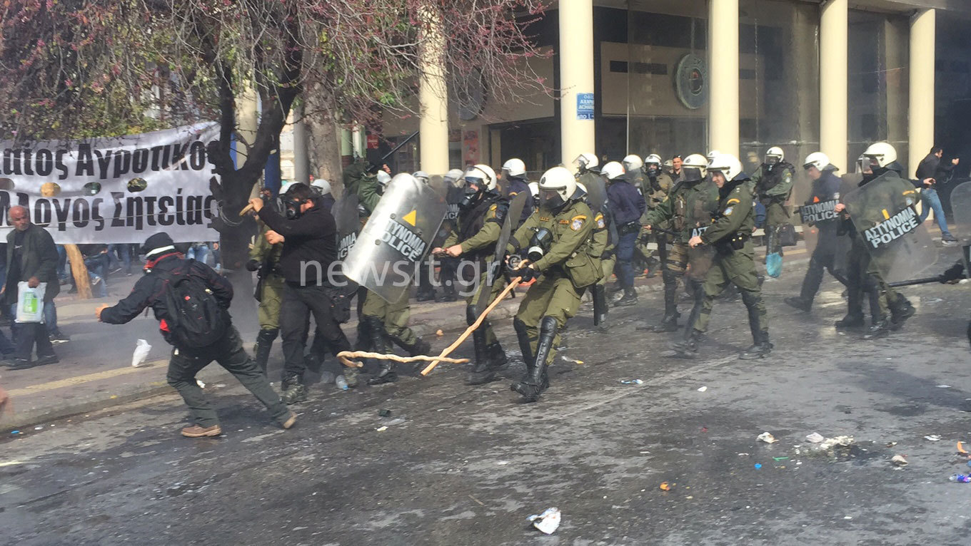 Άγριο ξύλο και χημικά αγροτών με ΜΑΤ! Σπάνε τις κλούβες με τις κατσούνες, καίνε κάδους