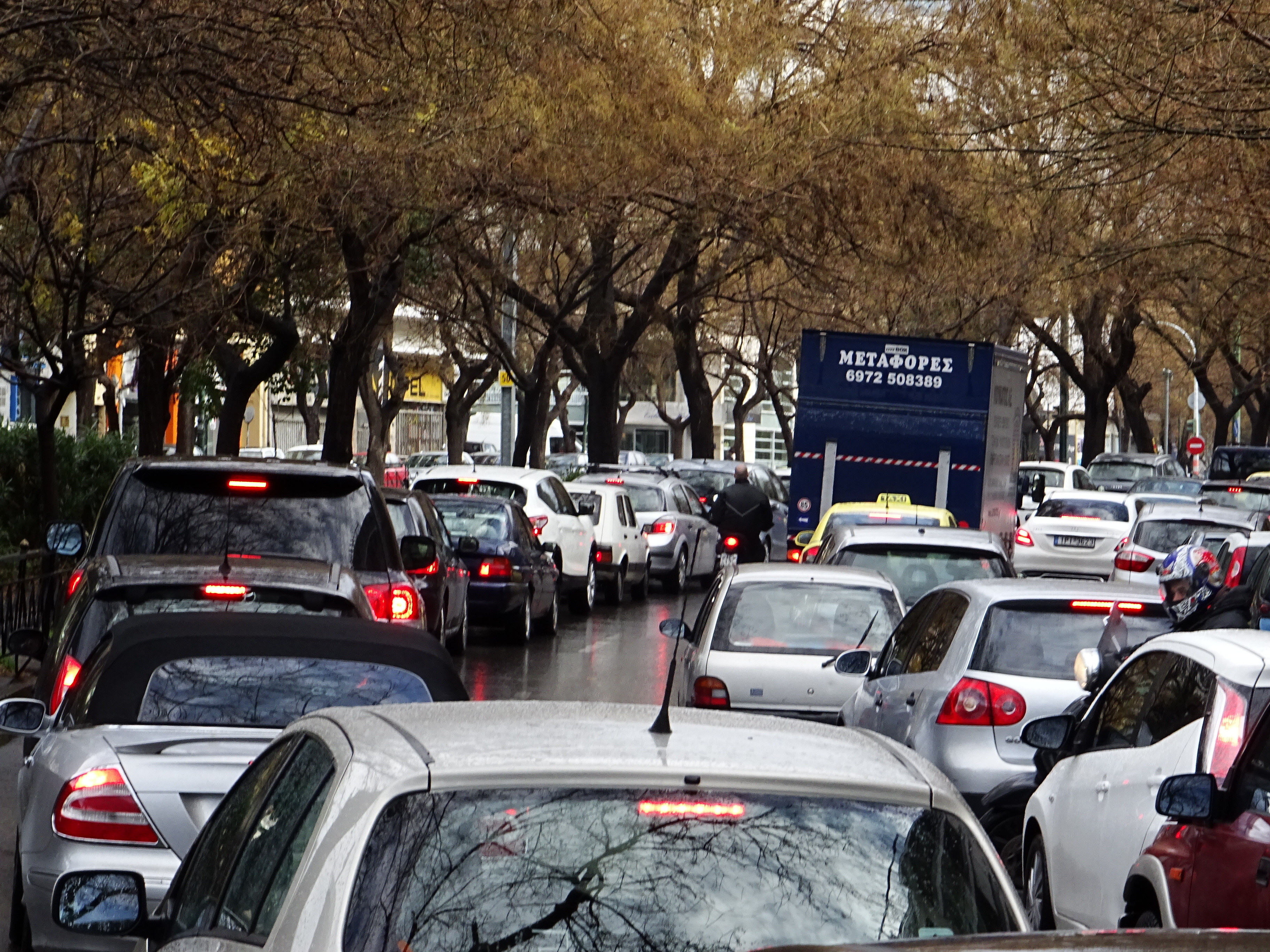 Η βροχή έφερε… ακινησία στους δρόμους! Χάος και μποτιλιάρισμα παντού