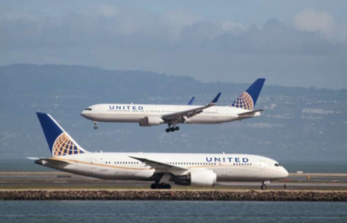 Σάλος! Η United Airlines τους απαγόρευσε να μπουν στην πτήση γιατί… φορούσαν κολάν!