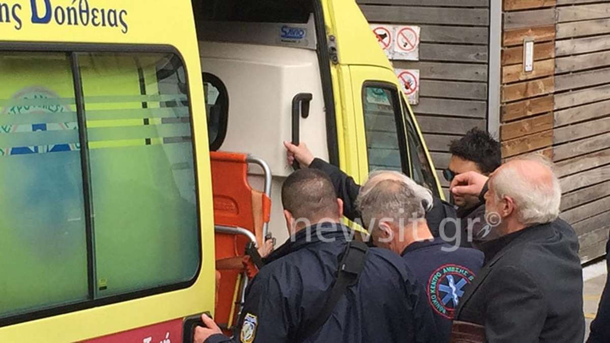 Σκιά του εαυτού του ο Άκης Τσοχατζόπουλος – Υποβασταζόμενος βγήκε από το νοσοκομείο
