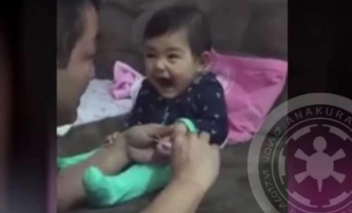 Θα σας φτιάξει τη μέρα! Μωράκι κάνει πλάκα στον μπαμπά του! [vid]