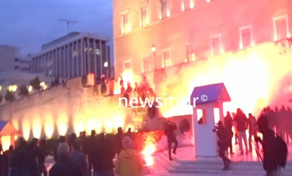 Σοβαρά επεισόδια έξω από τη Βουλή! Έσπασαν με βαριοπούλες φυλάκιο – Μολότοφ και φωτοβολίδε