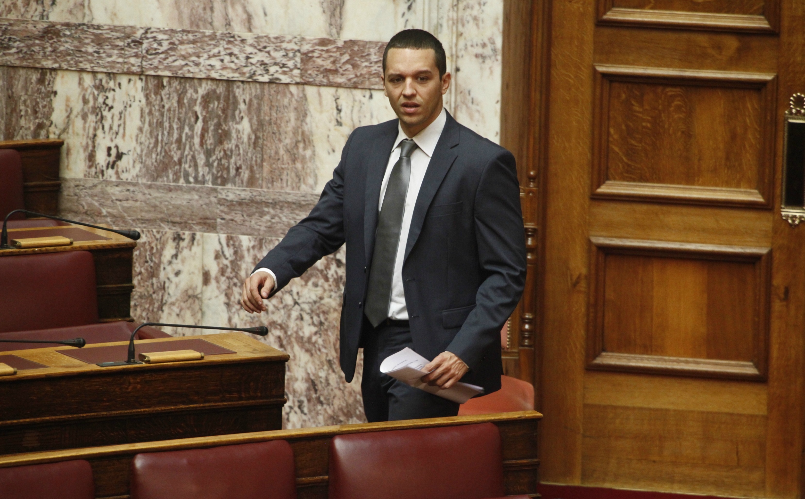 Άγριο επεισόδιο στη Βουλή – Ο Κασιδιάρης χτύπησε τον Δένδια – Αποβλήθηκε από την αίθουσα