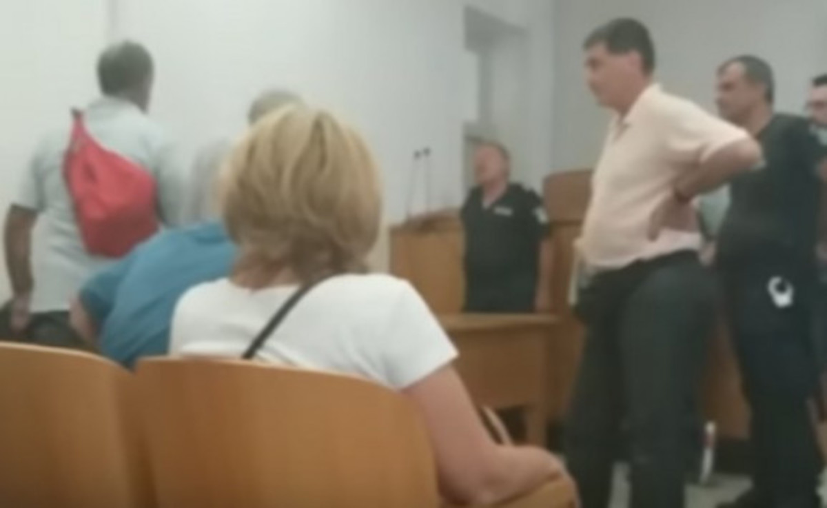 ”Χτύπησε” το ακίνητο του αδερφού του σε πλειστηριασμό – Χαμός στο ειρηνοδικείο [vid]