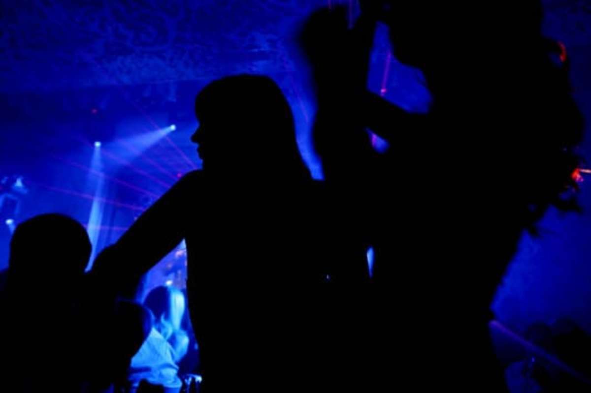 Πασίγνωστη “εκρηκτική” τραγουδίστρια και επιχειρηματίες θαμώνες σε “κλαμπ” κοκαΐνης στα νότια προάστια!