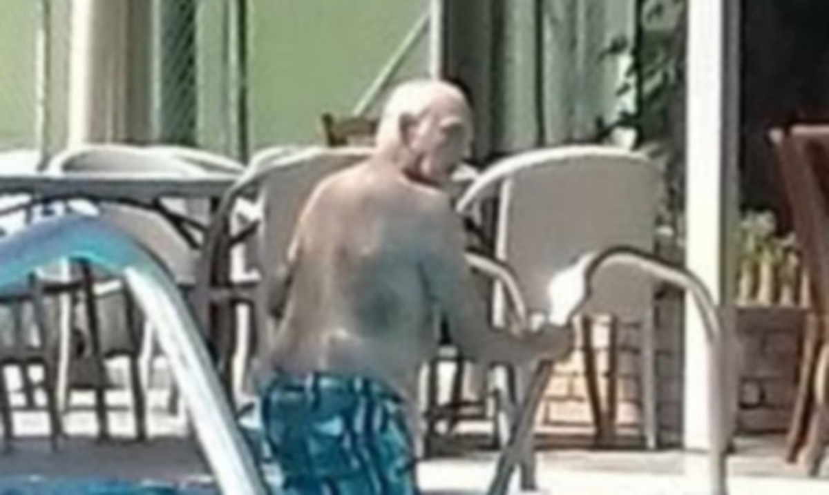 Οι βουτιές του Άκη Τσοχατζόπουλου σε ιδιωτική πισίνα – Τα χαμόγελα του πρώην υπουργού [pics]