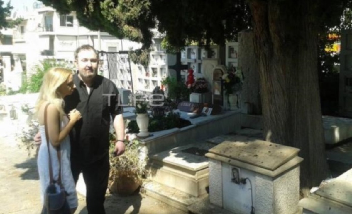 Συγκίνηση στο μνημόσυνο της Αλίκης Βουγιουκλάκη για τα 21 χρόνια από το θάνατό της