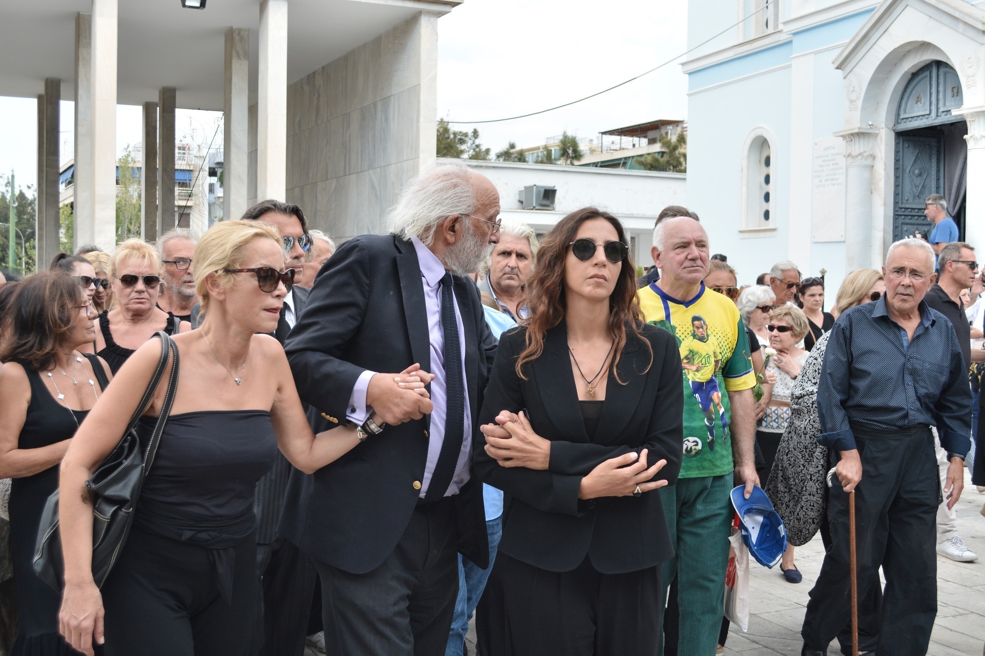 Ζωή Λάσκαρη Κηδεία: “Μπαμπά τώρα πρέπει να πάμε σπίτι” – Αλέξανδρος Λυκουρέζος: “Αφήστε με…” [vid]
