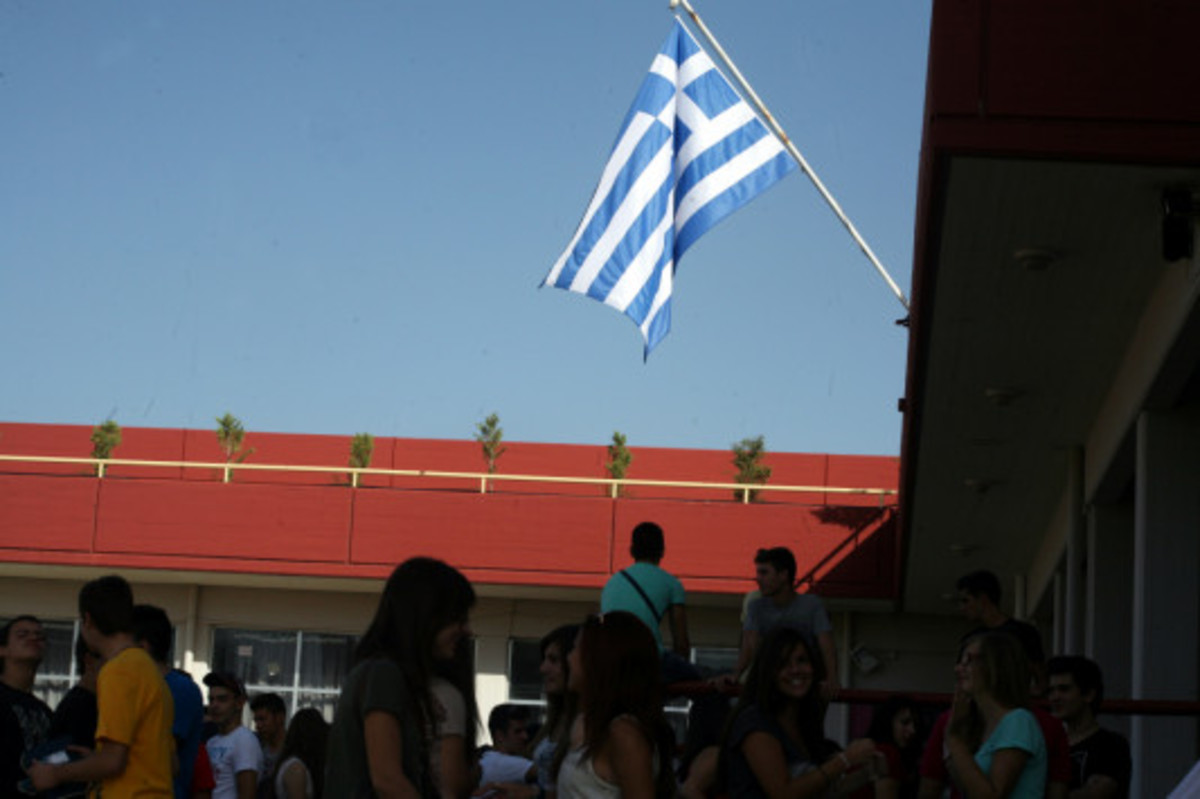 Τέλος και ο εθνικός ύμνος με την έπαρση της σημαίας στα σχολεία – Νέα κόντρα