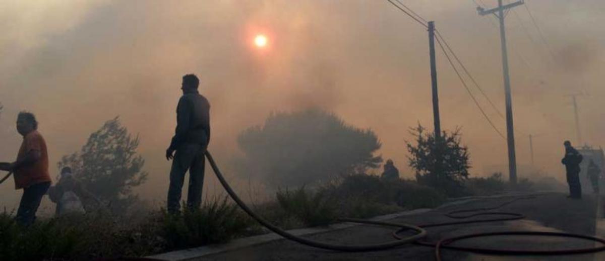 Φωτιά ΤΩΡΑ: Εγκλωβισμένη γυναίκα στο Καπανδρίτι – Στις φλόγες Βαρνάβας και Κάλαμος
