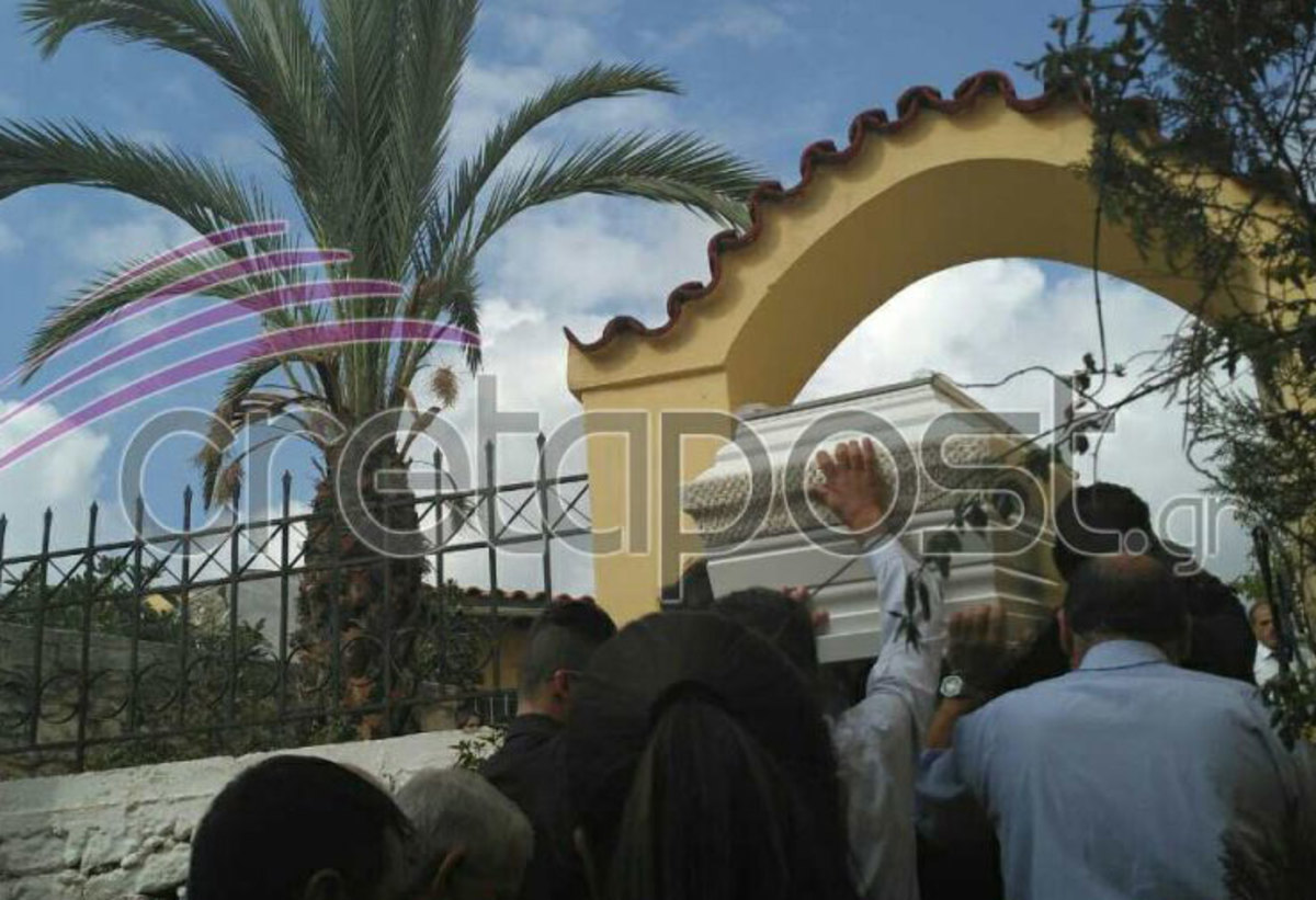 Κλαίει όλη η Κρήτη – Σπαραγμός και οδύνη στην κηδεία της Κατερίνας Καναβάκη – Κατέρρευσε ο πατέρας της