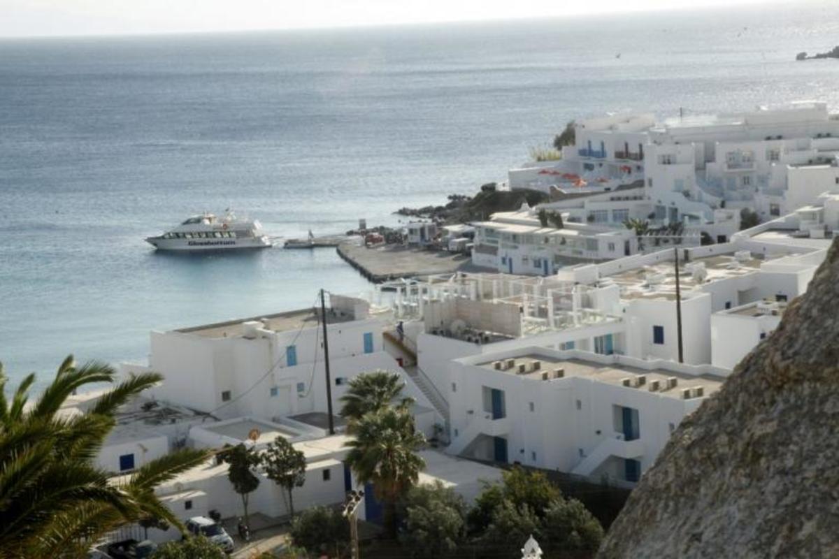 Politico: «Μύκονος, το νησί που δεν είναι… ελληνικό» – Χλιδή, πόρνες και ναρκωτικά