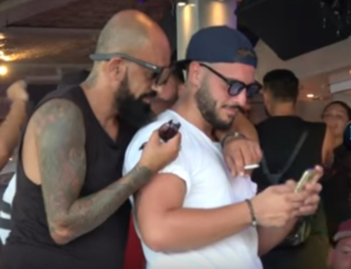 Μύκονος: Ήταν… τρελός ο Ιταλός – Έτσι «κούφανε» τις κούκλες πάνω στη μπάρα [pic, vid]
