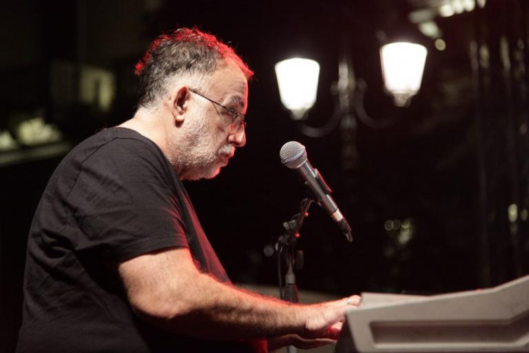 Θάνος Μικρούτσικος