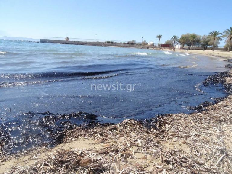 Πετρελαιοκηλίδα: Ξέφυγε η κατάσταση! Μαύρισε και ο Αγιος Κοσμάς! Δυσοσμία σε όλη την παραλιακή