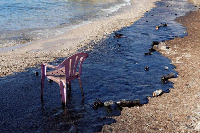 Το μαζούτ δολοφονεί ό,τι υπάρχει στην θάλασσα – Απαγορευτικό το κολύμπι για χρόνια!