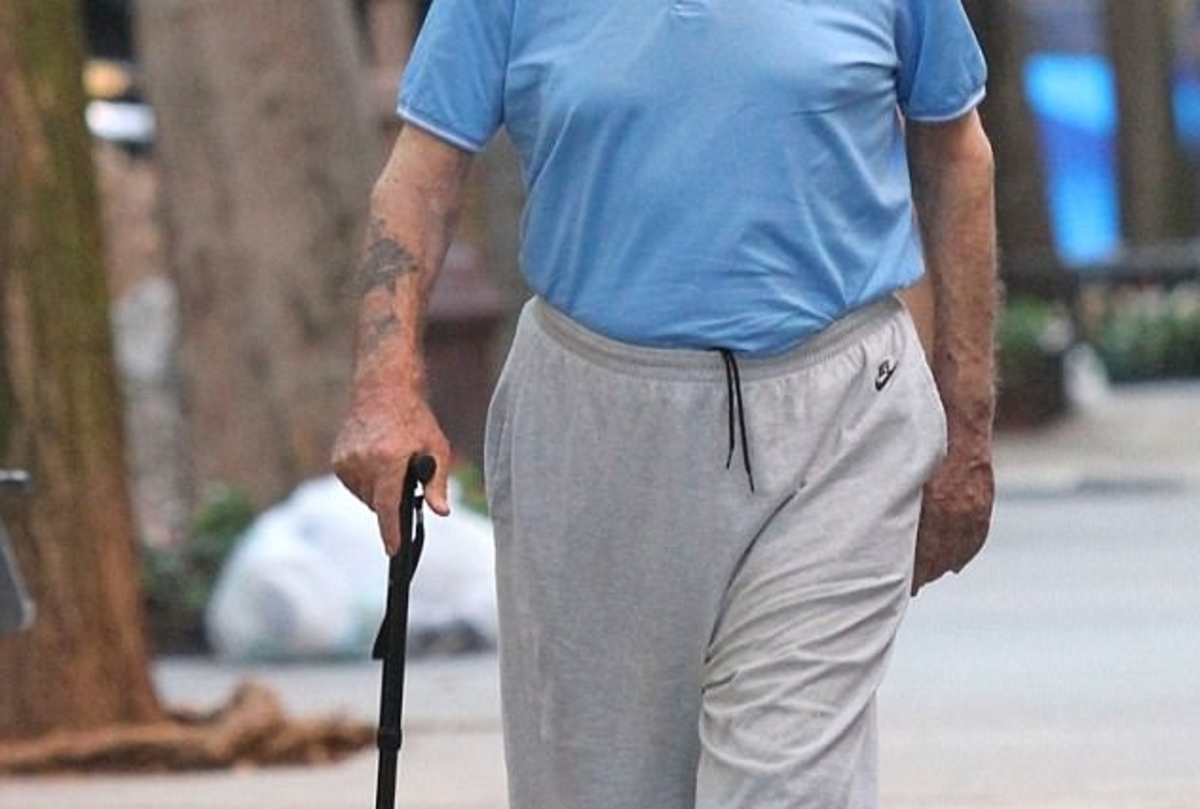 Χολιγουντιανός σταρ κάνει βόλτα στο Μανχάταν με τη βοήθεια μπαστουνιού