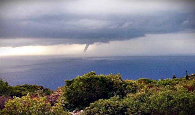 Εντυπωσιακός υδροστρόβιλος στη Ζάκυνθο [pics, vid]