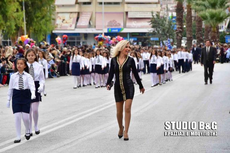 Ναύπλιο: Η δασκάλα που «μαγνήτισε» τα βλέμματα στην μαθητική παρέλαση [pics, vid]