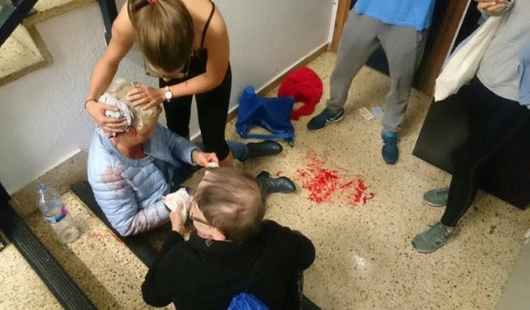 Ωμή αστυνομική βία στην Καταλονία! Εικόνες ντροπής με… ιπτάμενες κλωτσιές και αιμόφυρτους ψηφοφόρους! [vids, pics]