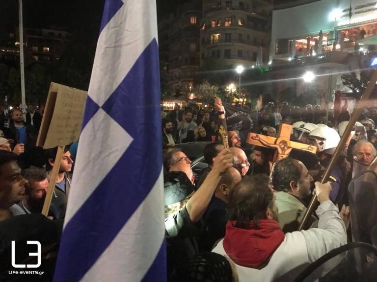 Ξύλο με το σταυρό στο χέρι! Επεισόδια στη Θεσσαλονίκη για την “Ώρα του Διαβόλου”! [vid]