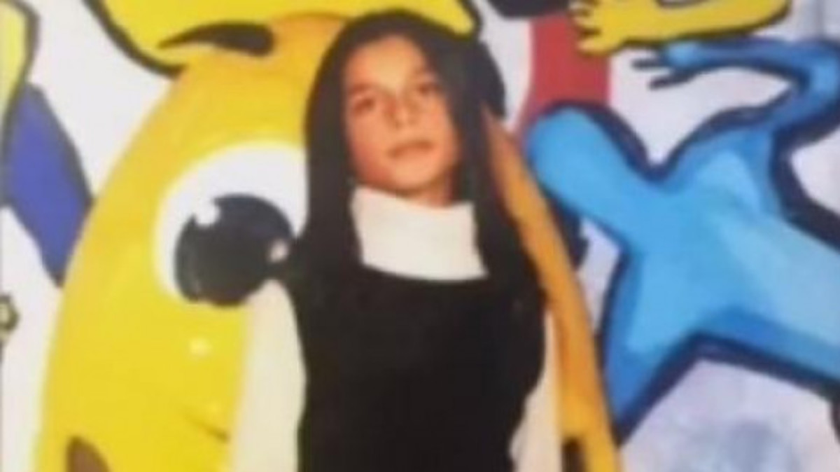 Καλλιτέχνης από κούνια! Μάντεψε ποια είναι η τραγουδίστρια της παιδικής φωτογραφίας