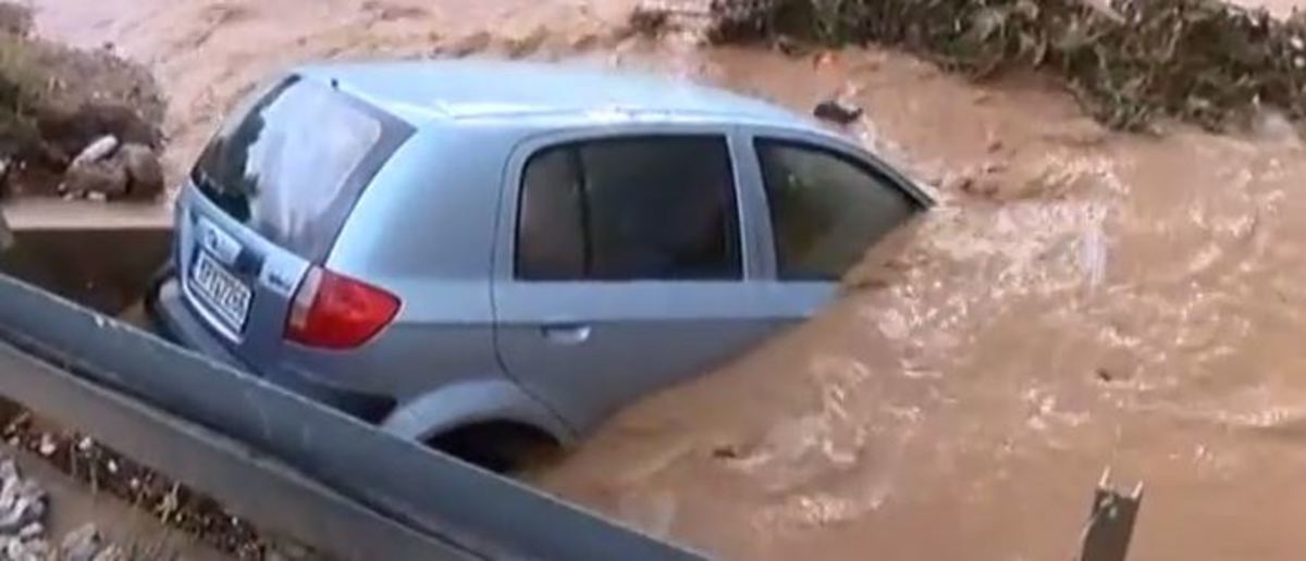 Εγκλωβισμένοι οδηγοί και κάτοικοι στη Νέα Πέραμο – Σάρωσε την περιοχή η κακοκαιρία