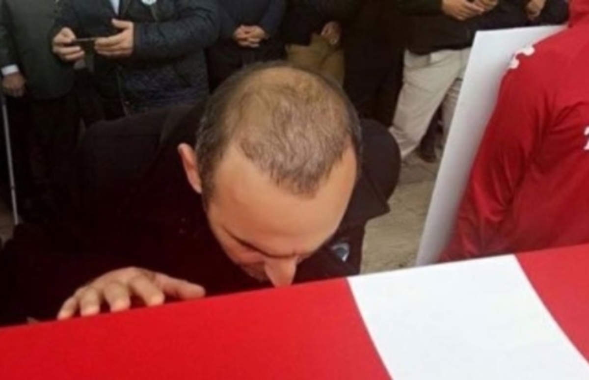 Στην κηδεία του Σουλεϊμάνογλου ο Λεωνίδης! Φίλησε το φέρετρο [vid]