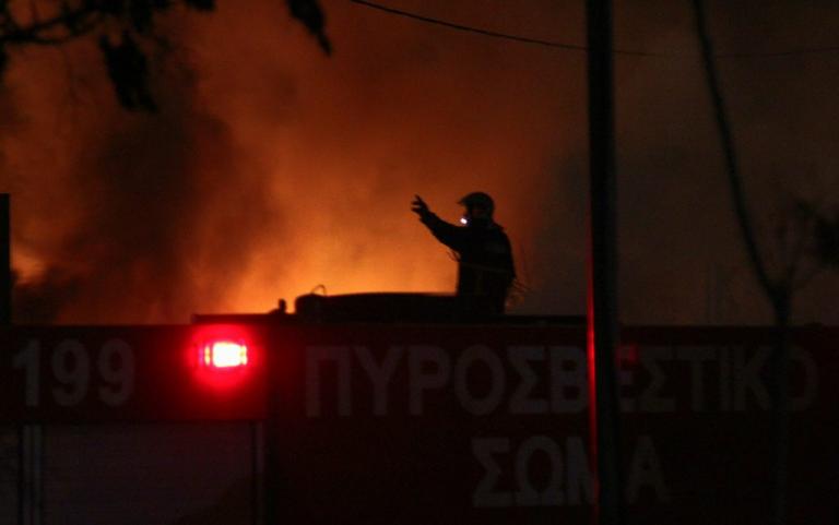 Μεγάλη φωτιά στο Μενίδι – Καίγεται αποθήκη χαρτιού