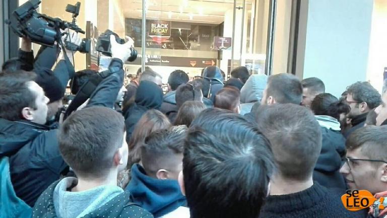 Η στιγμή της εισβολής σε πολυκατάστημα για τη Black Friday – Σπρωξίματα και φωνές στην είσοδο [pics, vids]