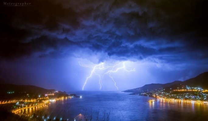 Κόβουν την ανάσα οι εικόνες από το πέρασμα της «Ευριδίκης» στη Σάμο! [vid]