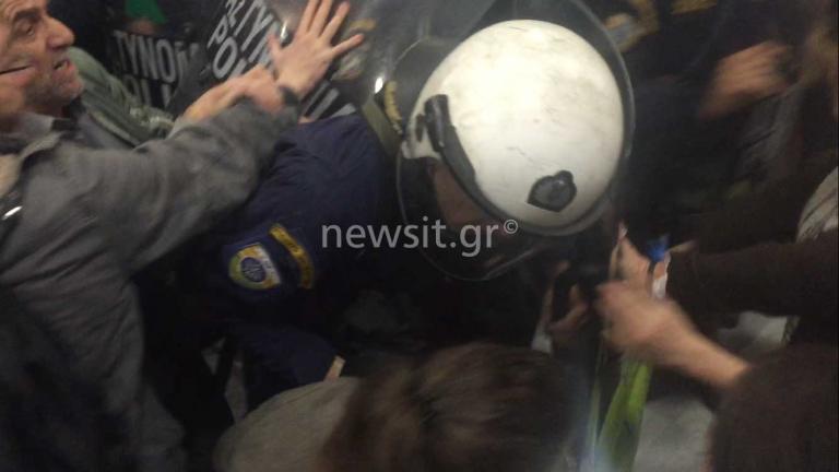 Ξύλο και χημικά στο Ειρηνοδικείο! Άγρια επεισόδια μεταξύ των «Δεν Πληρώνω» και της αστυνομίας!