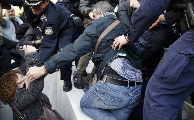 Ξεχειλίζει η οργή στα δικαστήρια! Πολιορκούν το κτίριο που είναι ο δολοφόνος της Δώρας Ζέμπερη!