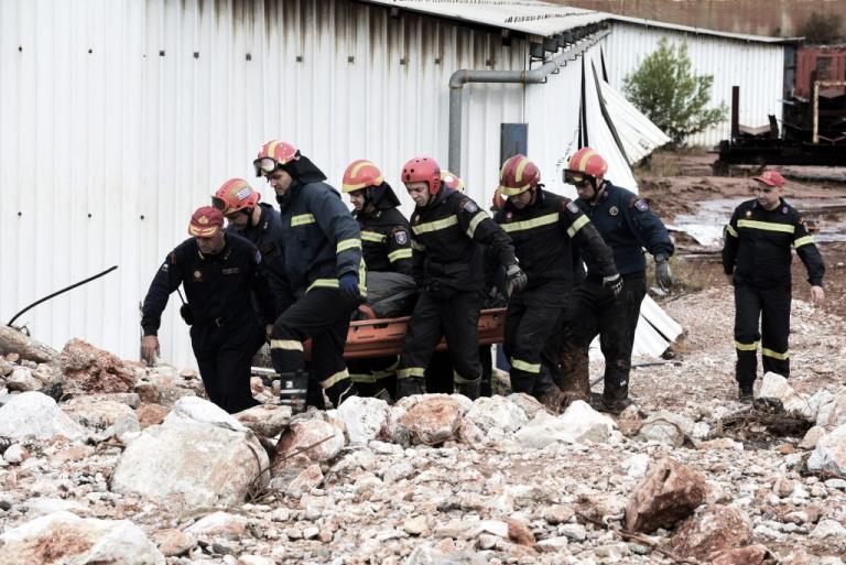 Μάνδρα: Τραγικές εικόνες! Η ανάσυρση του νεκρού άνδρα από τις λάσπες και τα μπάζα