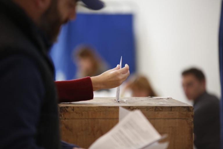 Δημοσκόπηση: Ανατροπή στα ποσοστά – Κλείνει η ψαλίδα – Τι γίνεται στις περιφέρειες