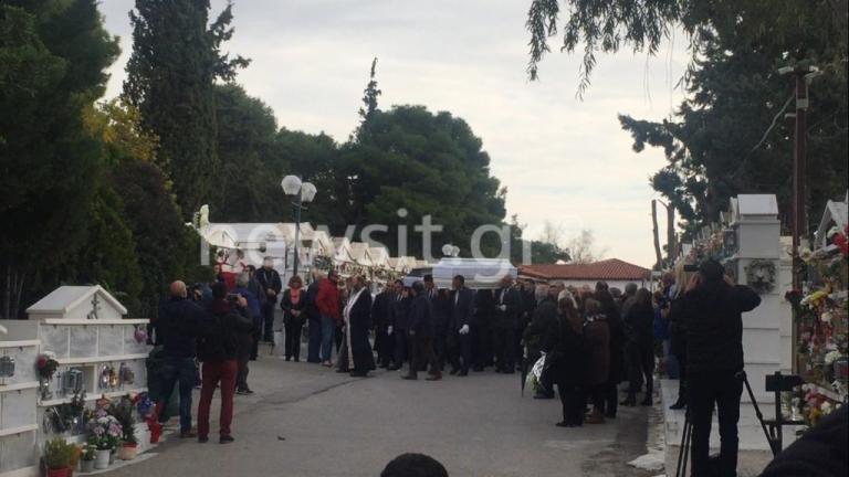 Άγιοι Ανάργυροι: Μάνα και κόρη στο ίδιο φέρετρο – Θρήνος και οργή στην κηδεία των θυμάτων