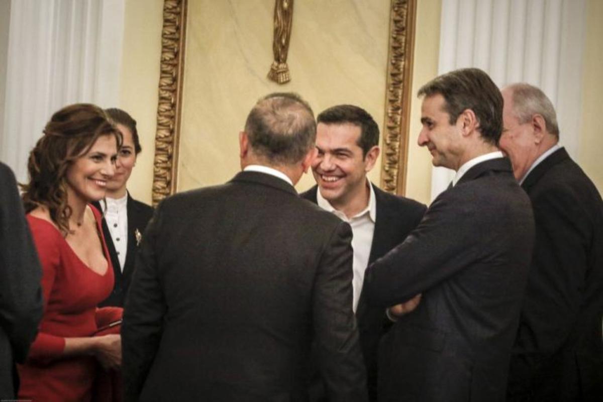 Μπέτυ Μπαζιάνα: «Φωτιά» στα κόκκινα! Σέξι και λαμπερή στο δείπνο