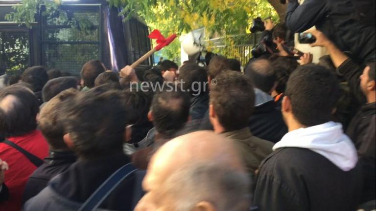 Άγρια επεισόδια διαδηλωτών του ΠΑΜΕ και αστυνομικών πάνω από το Μαξίμου!