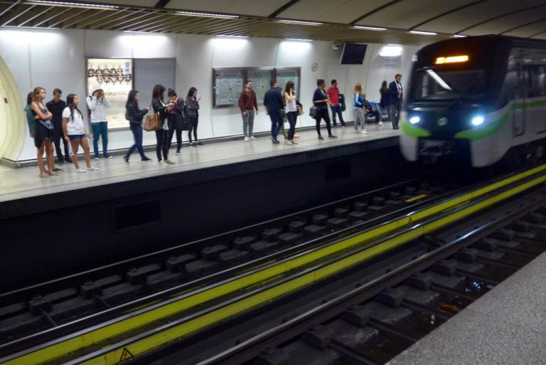Εκκενώθηκε το μετρό Συντάγματος! Στις ράγες ένα “άτομο” – Προσπάθειες απεγκλωβισμού τώρα