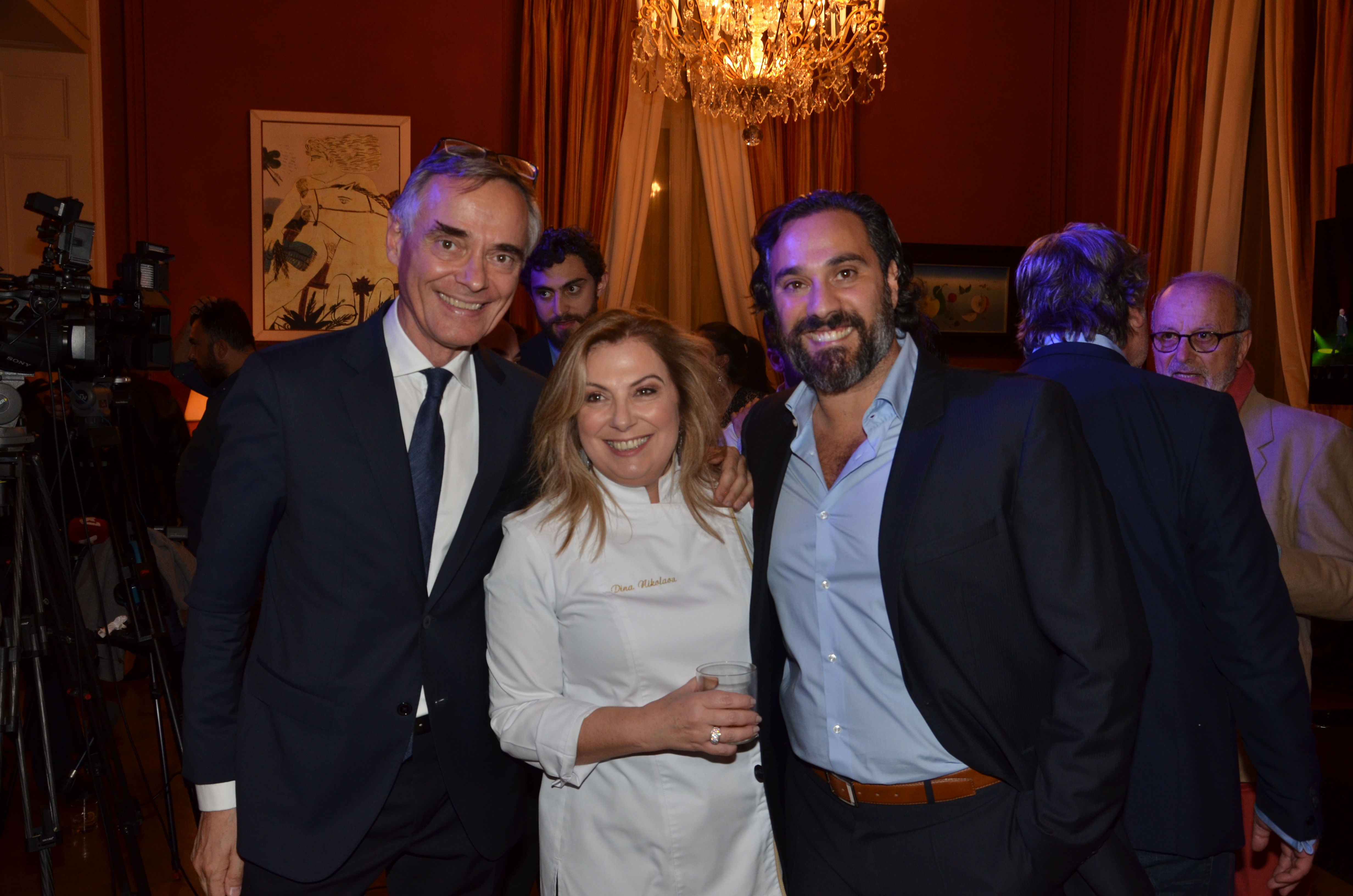 Ο Προέδρος του Gault Millau International Come de Cherisey με τους Ντίνα Νικολάου και Γιάννη Λουκάκο.