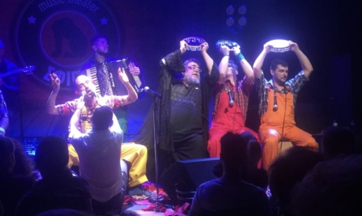 Ο Σταμάτης Κραουνάκης ζωντανά στο στούντιο της εκπομπής ART BOX