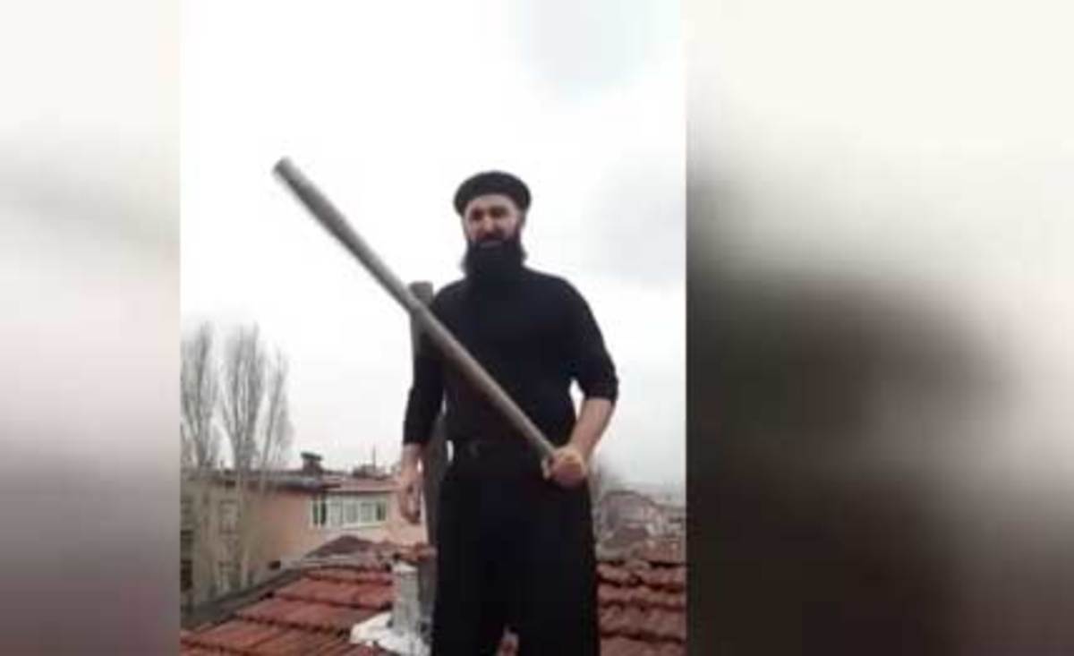 Τούρκος ανέβηκε στην σκεπή και περίμενε με ρόπαλο τον Άγιο Βασίλη!