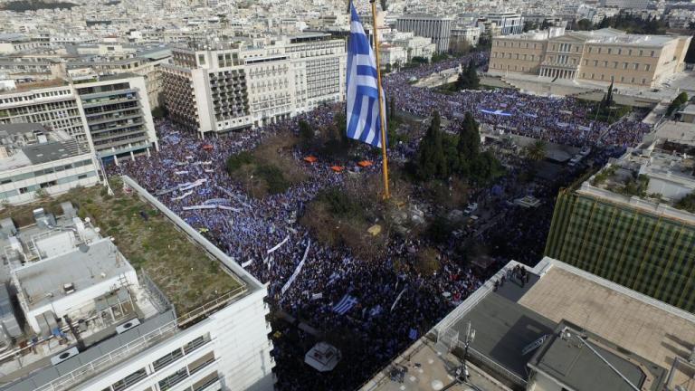 Η μάχη της πλατείας – Έβγαλαν μαχαίρια και… μεζούρες για τη συγκέντρωση