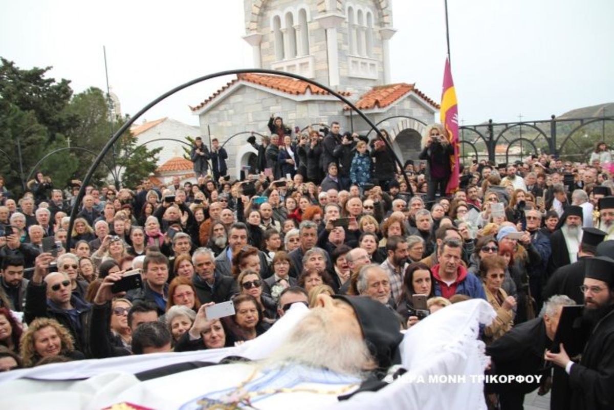 Κοσμοσυρροή στο τελευταίο «αντίο» στον Γέροντα Νεκτάριο Βιτάλη [pics]