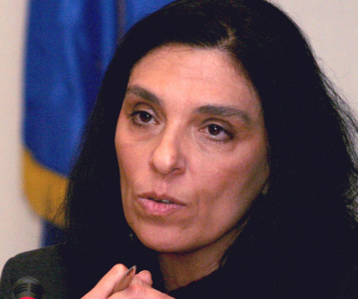 Εισβολή κουκουλοφόρων στο Πανεπιστήμιο Πειραιά – Επίθεση στη Μαίρη Μπόση