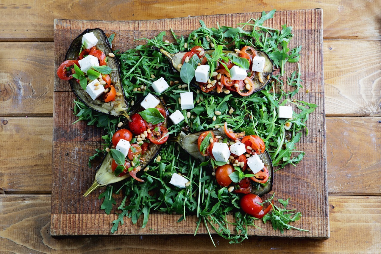 Kitchen Lab: Γεμιστές μελιτζάνες και νηστίσιμα σουτζουκάκια