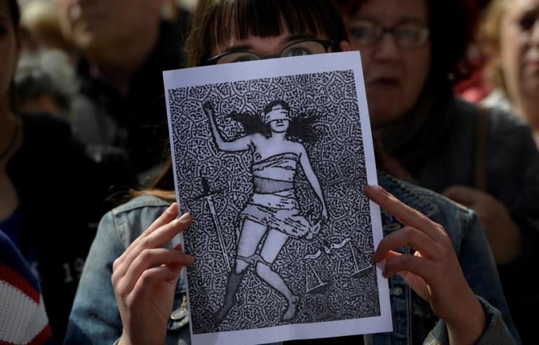 Χαμός στην Ισπανία για τον ομαδικό βιασμό – Ανατριχιαστικά βίντεο από την «αγέλη λύκων»